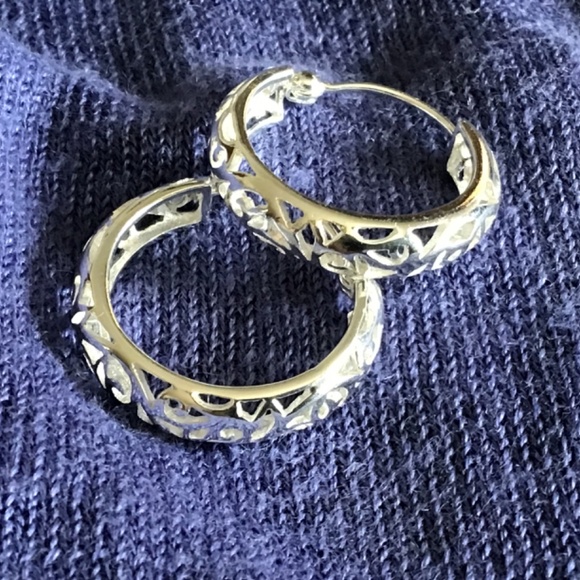 Silver earrings.. light.. - Picture 2 of 2